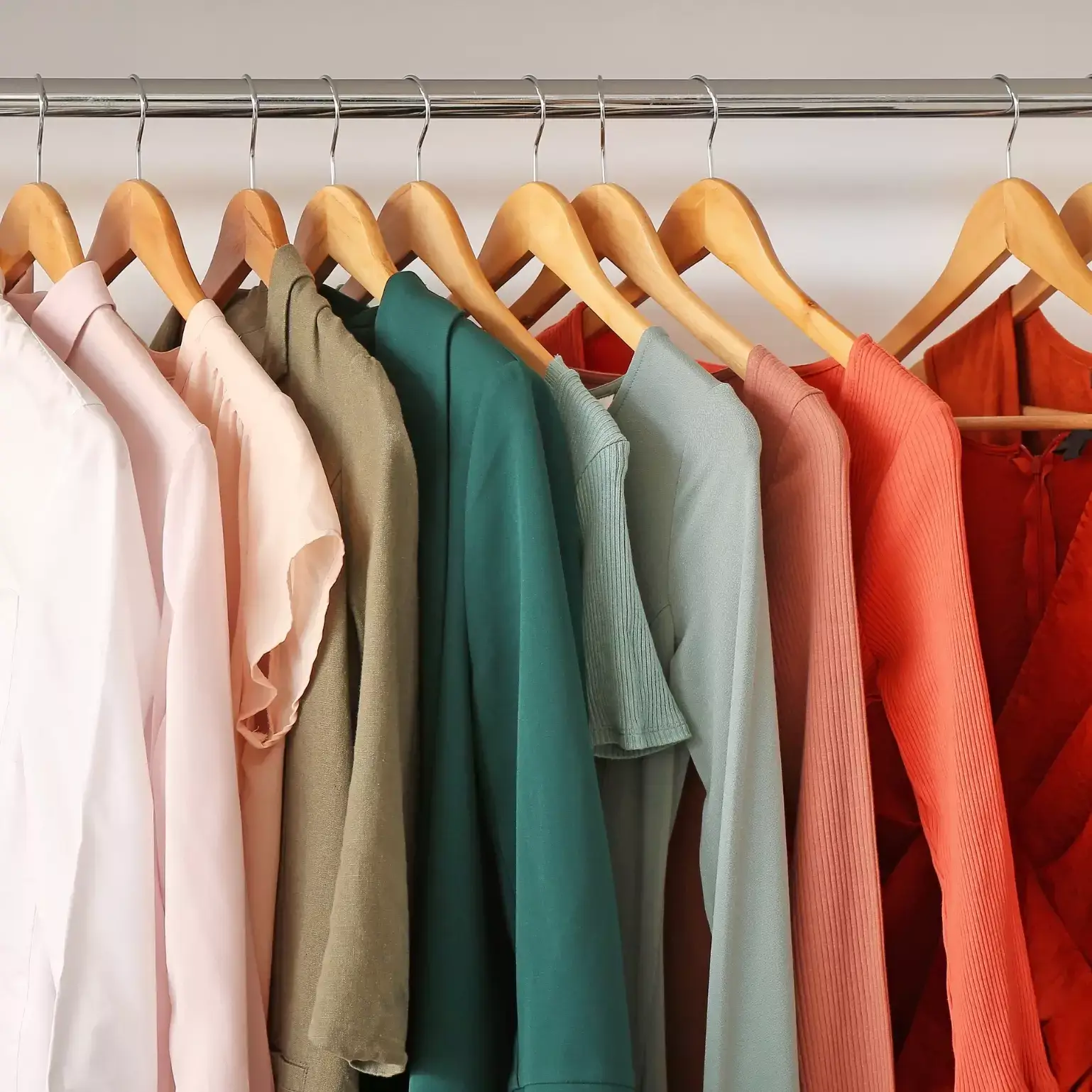 ordnung im kleiderschrank: praktische tipps und clevere lösungen