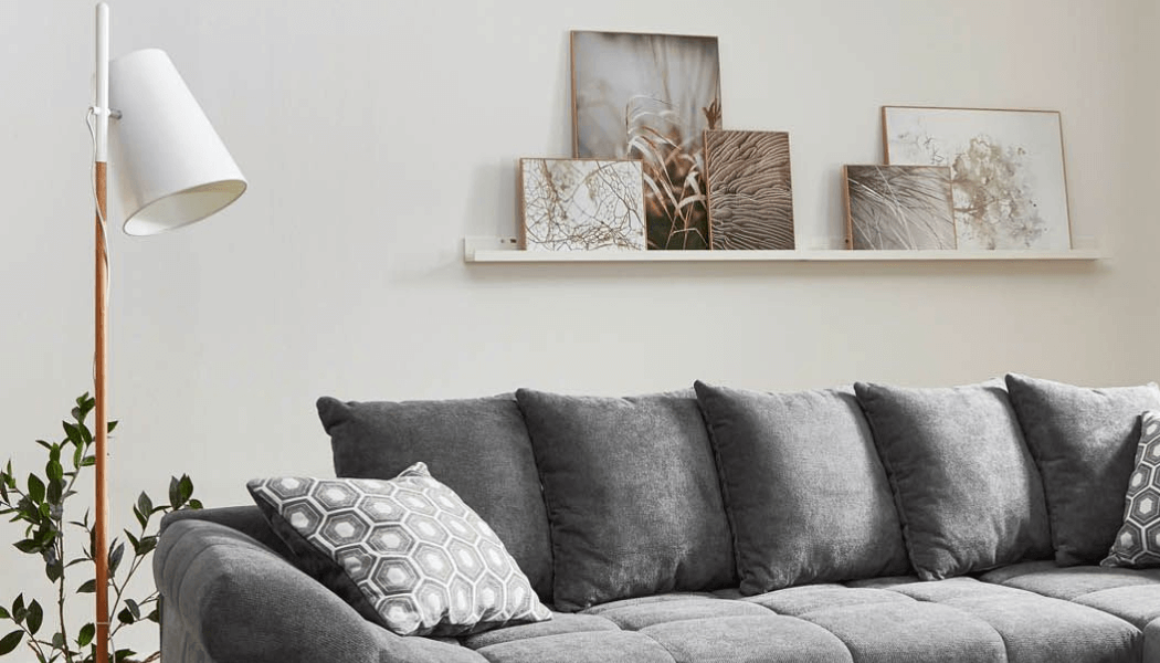 „Moderne weiße Standleuchte für dein Wohnzimmer: Elegante Beleuchtung im skandinavischen Stil. Schaffe eine gemütliche Atmosphäre mit dieser stilvollen und funktionalen Leuchte.“