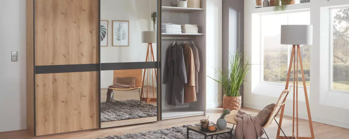 Ein aufgeräumter Kleiderschrank Ein aufgeräumter Kleiderschrank