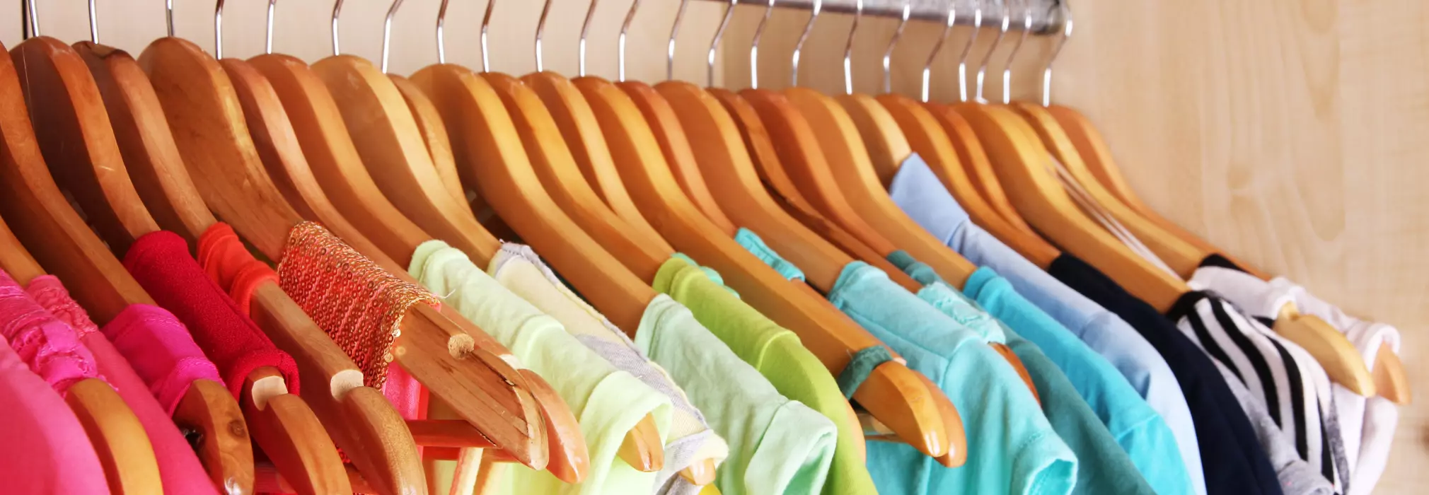 Ordnung im Kleiderschrank: Praktische Tipps und clevere Lösungen